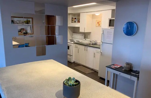 Central Okanagan House | King Bed with private Hot Tub and Sauna