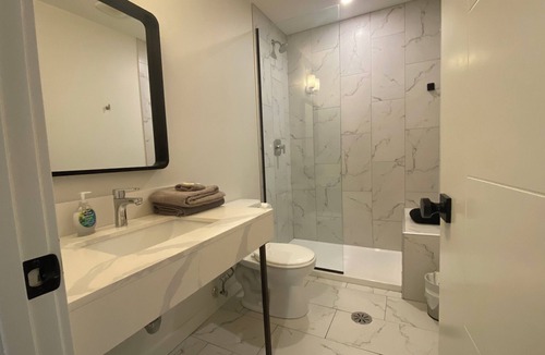 Clairmont Apartment | King Exec Urban Lofts Suite Modern and Trendy!