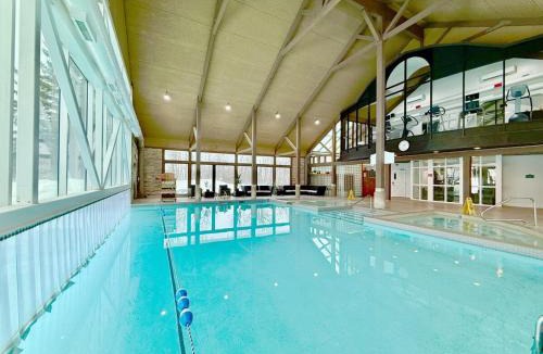 Oro-Medonte Apartment | King Studio Suite heated Pool and Sauna