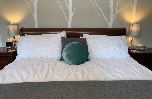 Creemore Bed & Breakfast | King Suite - Lower Level {summit Room}