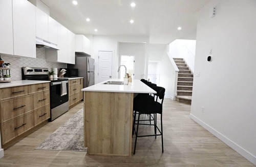 Northwest Edmonton House | Kinglet 4BR Getaway |A/C|Garage|Near WEM|Disney+
