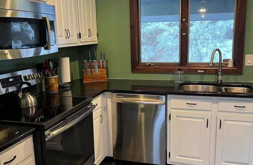 Killington Ski Chalet | Kingsbrook: Mountain chalet with Sauna, Hot Tub, AC!