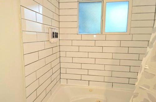 Jasper Place House | Kirvia's retreat "entire home" 8 minutes to WEM