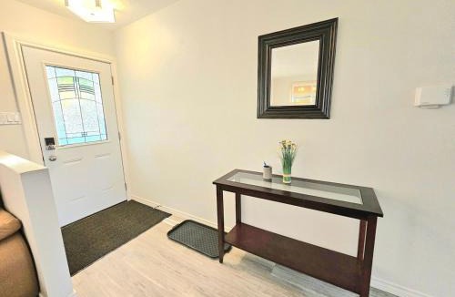 Jasper Place House | Kirvia's retreat "entire home" 8 minutes to WEM