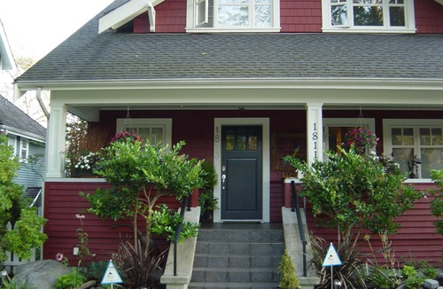 Kitsilano House | Kitsilano 2 BR+Den, 3 BA by UBC, Hospital, Beach: BOOK BY 10/31 SAVE $150/MONTH