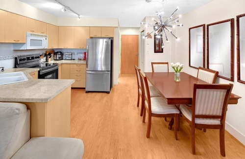 Fairview Condo | Kitsilano Apartment | 6 blocks to the beach License number 24-229694