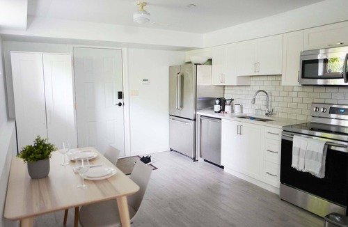 Kitsilano Apartment | Kitsilano Modern Comfort - Spacious 1 bedroom in quiet tree lined neighbourhood