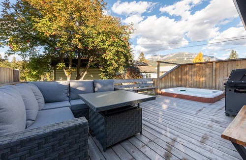 Golden House | Knotty Pine Lodge