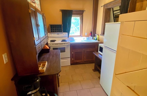 Boswell Cabin | Kootenay Lake Lodge -Cabin for 2 guests- only two minute walk to the water !