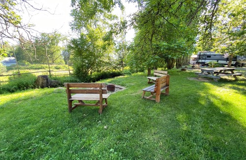 Boswell Cabin | Kootenay Lake Lodge -Cabin for 2 guests- only two minute walk to the water !