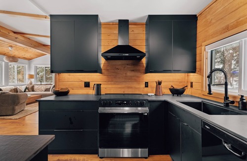 Dorset Cabin | Kuro at Paint Lake, Lake of Bays, Muskoka