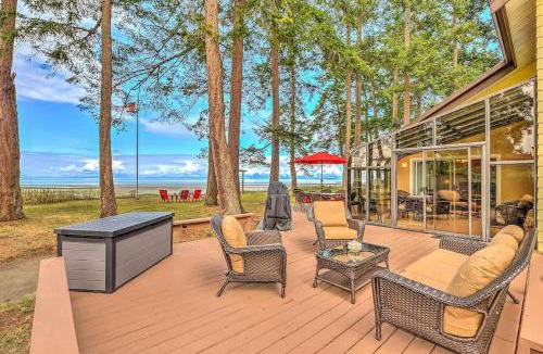 Comox House | Kye Bay Winter Beach House