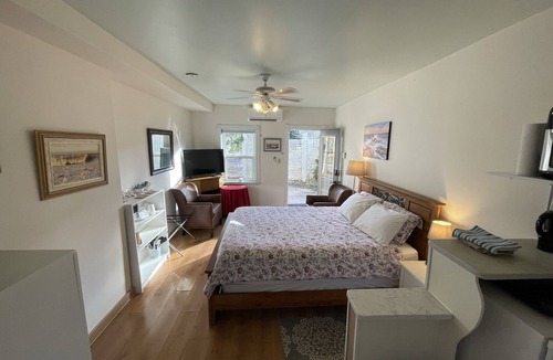 Wolfville Bed & Breakfast | L'Acadie Room -Patio, Downtown