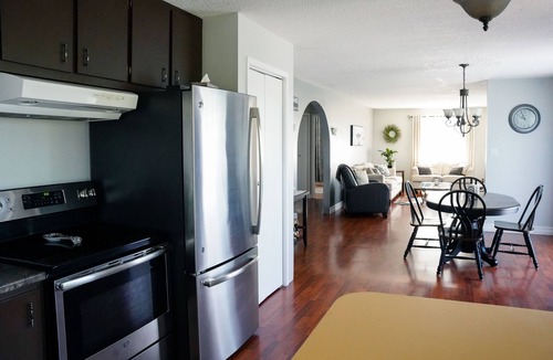 Cochrane House | L’ Auberge - Spacious Home with 2 Bay Heated Garage