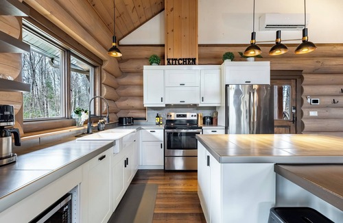 Saint-Faustin-Lac-Carre Ski Chalet | La Flamme des Montagnes 1 | Rustic and Luxurious Log Cabin | Spa | Fireplace