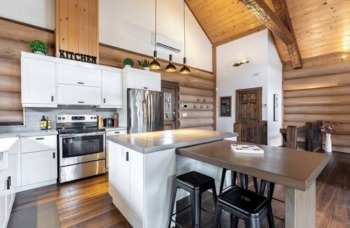 Saint-Faustin-Lac-Carre Ski Chalet | La Flamme des Montagnes 1 | Rustic and Luxurious Log Cabin | Spa | Fireplace
