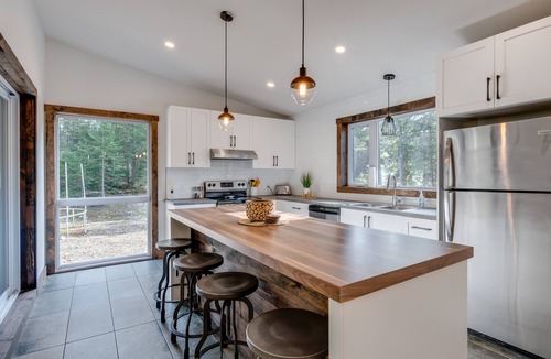 St-Adolphe-d'Howard Ski Chalet | La Grande Ourse : Modern Waterfront w/spa