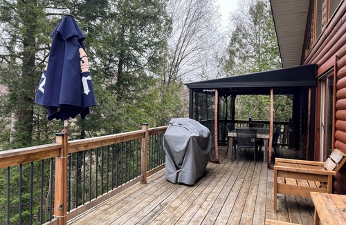 Wentworth-Nord Ski Chalet | La perle rosée boréale: rustic cottage on the water