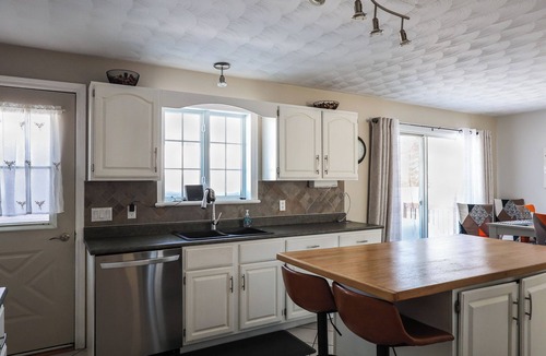 Cochrane House | La Résidence - Heated Garage, Executive Home