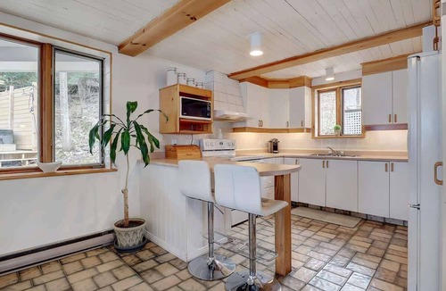 Potton Ski Chalet | Lac Memphremagog Waterfront - Spa - Le Mimosa