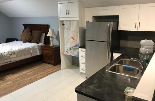 Central Okanagan Bed & Breakfast | Lake and Bridge View Vacation Home