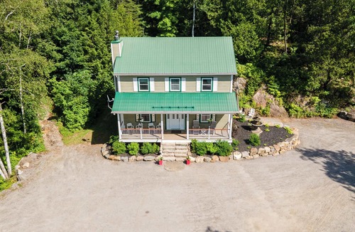Labelle Ski Chalet | Lake and Pool Table - Au Pied du Lac