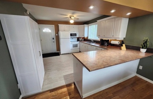 Winnipeg Beach House | Lake Escape 1-minute walk to beach/Main st