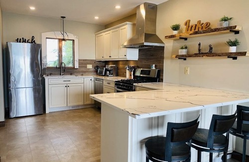 Amherstburg House | LAKE Escape Retreat - Onsite Beach Dock Waterfront Boat Ramp