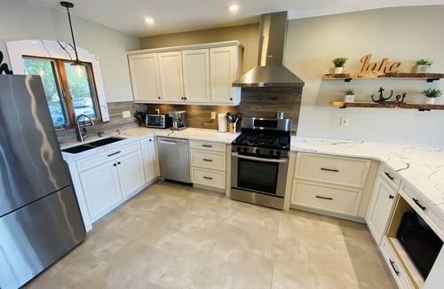 Amherstburg House | LAKE Escape Retreat - Onsite Beach Dock Waterfront Boat Ramp