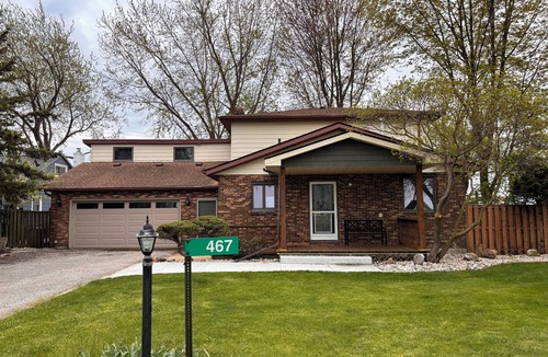 Amherstburg House | LAKE Escape Retreat - Onsite Beach Dock Waterfront Boat Ramp