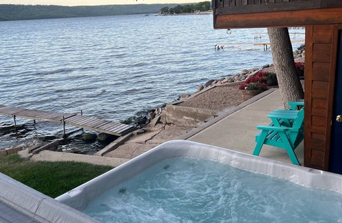 Melville Beach Cabin | Lake front cabin on the water