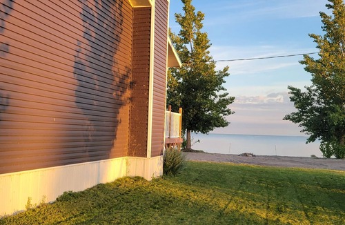 Manitoba Cottage | Lake front cottage on Lake Manitoba. 90min from Clear Lake, Riding Mt. Nat. Prk