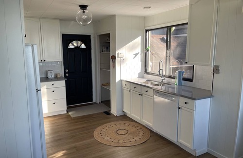 Fallis Cottage | Lake Front Retreat 45 min from Edmonton