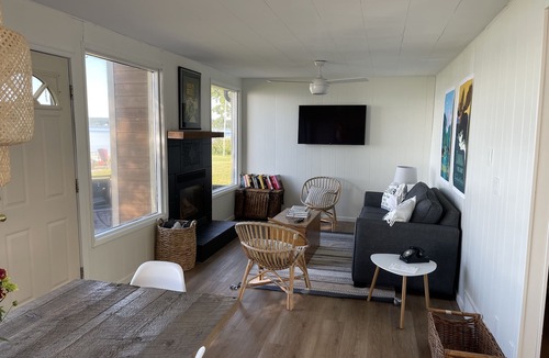 Fallis Cottage | Lake Front Retreat 45 min from Edmonton