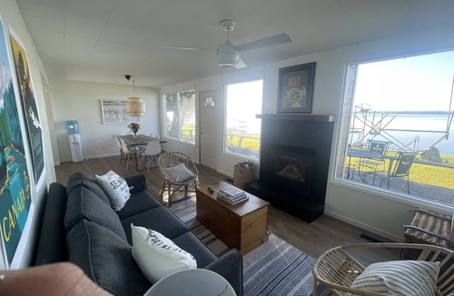 Fallis Cottage | Lake Front Retreat 45 min from Edmonton