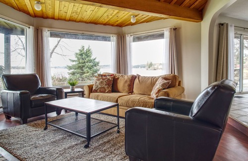 Quesnel House | Lake House Getaway With Private Dock