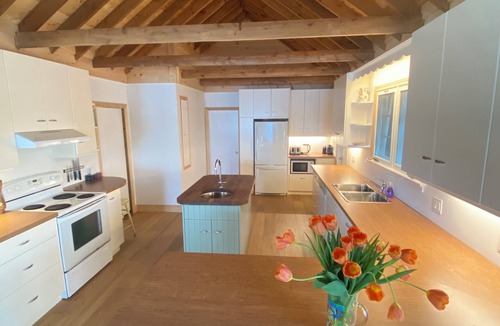 Muskoka Lakes Cottage | Lake Muskoka 1,000+ Feet of Private Beaumaris Shoreline