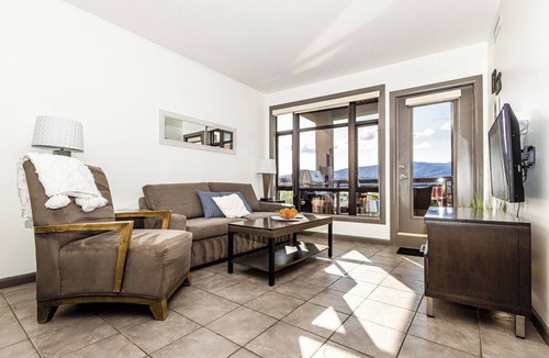 South Pandosy Condo | Lake Okanagan Sunsets from your Balcony!