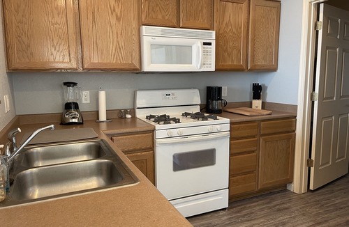 Greenehaven Condo | Lake Powell Lone Rock View Home, Twin King Master Stes, Close to Beach, Marinas,