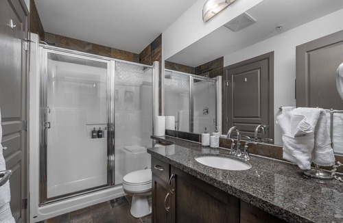 South Pandosy Condo | 💫 Lake Resort upgraded spacious dream vacation home with GYM near beach