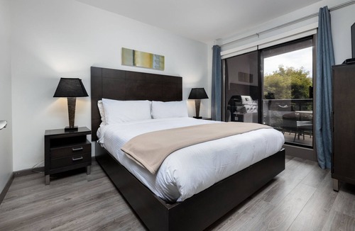 South Pandosy Condo | 💫 Lake Resort upgraded spacious dream vacation home with GYM near beach