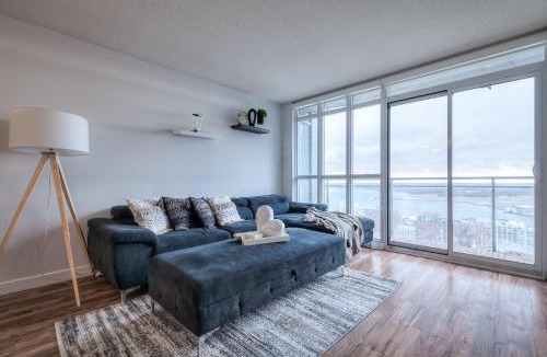 CityPlace Apartment | Lake & Skyview 1BR Plus Den Apartment Free Parking