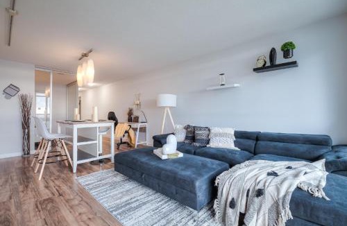 CityPlace Apartment | Lake & Skyview 1BR Plus Den Apartment Free Parking
