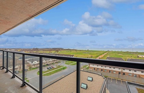 Grimsby Apartment | Lake View Condo Apt 5 min to Beach