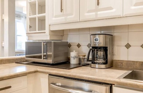 Alcona Cottage | Lake View Haven Cottage w/Hot Tub and just Steps to Innisfil Beach!