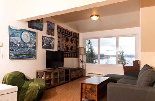 Balfour House | Lake view suite 3 minutes from the beach