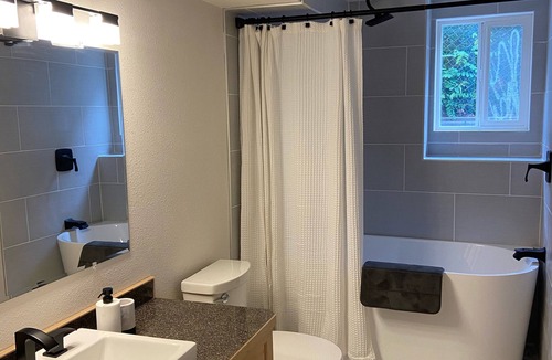 Okanagan-Similkameen Bed & Breakfast | Lake view with pool