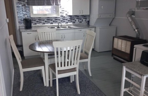 Colchester Cottage | Lakefront 2 Bedroom Cottage For Rent