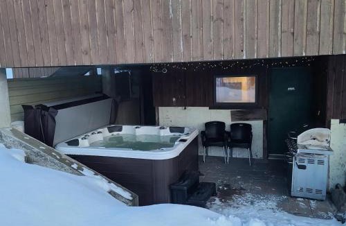 L'Ile-Bizard Ski Chalet | Lakefront Chalet in Montreal