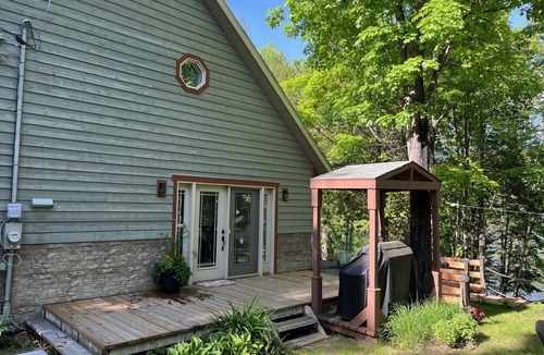 Mont-Laurier Cottage | Lakefront cottage located on a wooded and peaceful lot